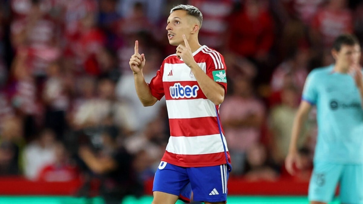 Bryan Zaragoza celebra un gol en el Granada CF - FC Barcelona