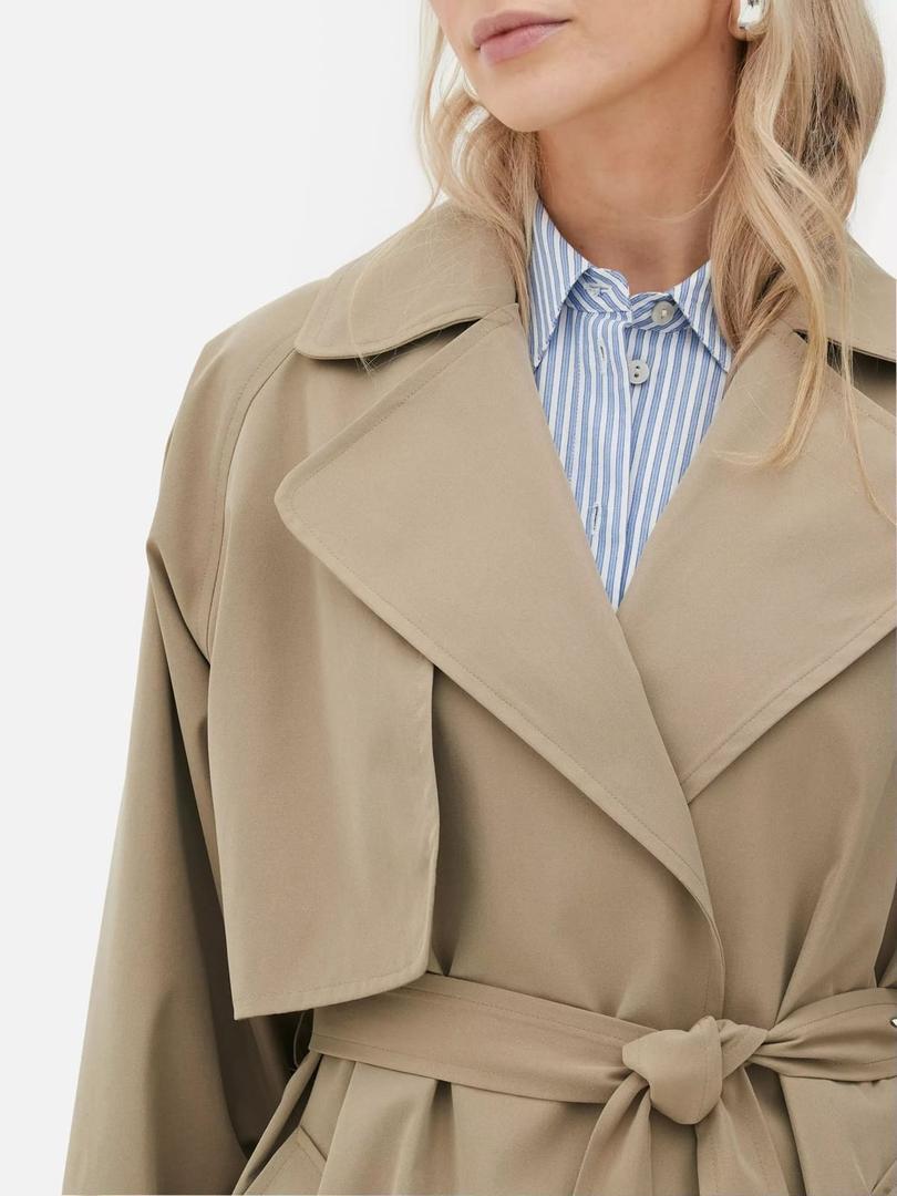 Abrigo gabardina beige con cinturón cruzado de Primark