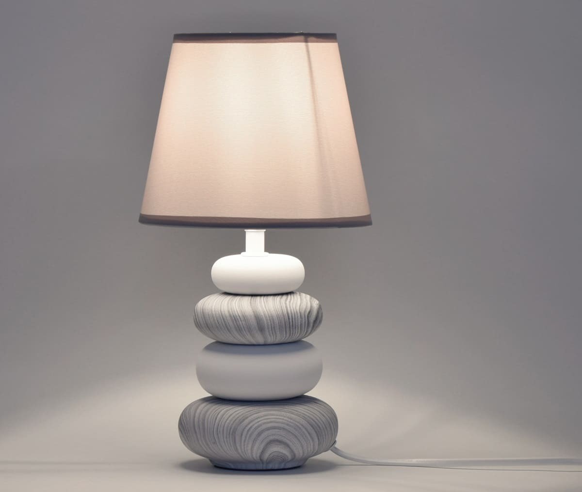 Lámpara con base de piedras de Xilinshop en Amazon