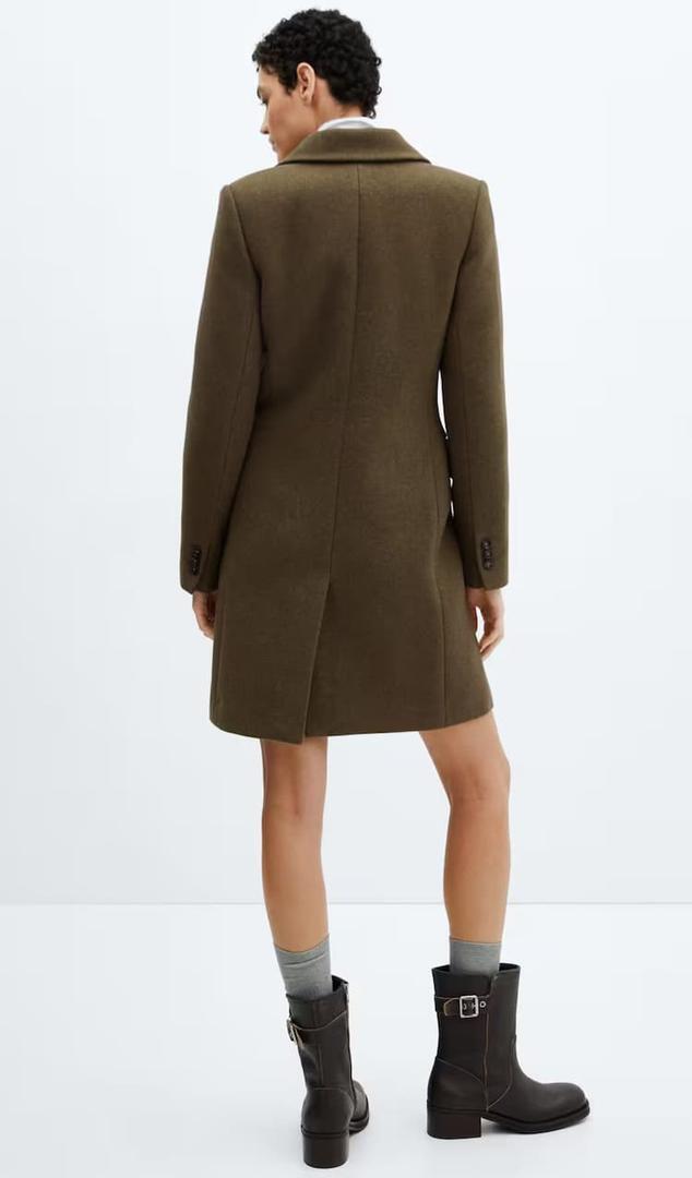 El abrigo de lana con doble botonadura de Mango