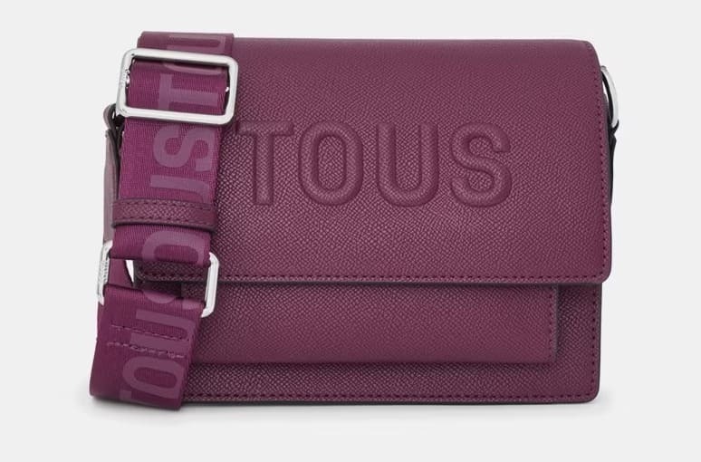 El bolso bandolera mini en color burdeos con solapa y asa larga de Tous a mitad de precio en El Corte Inglés
