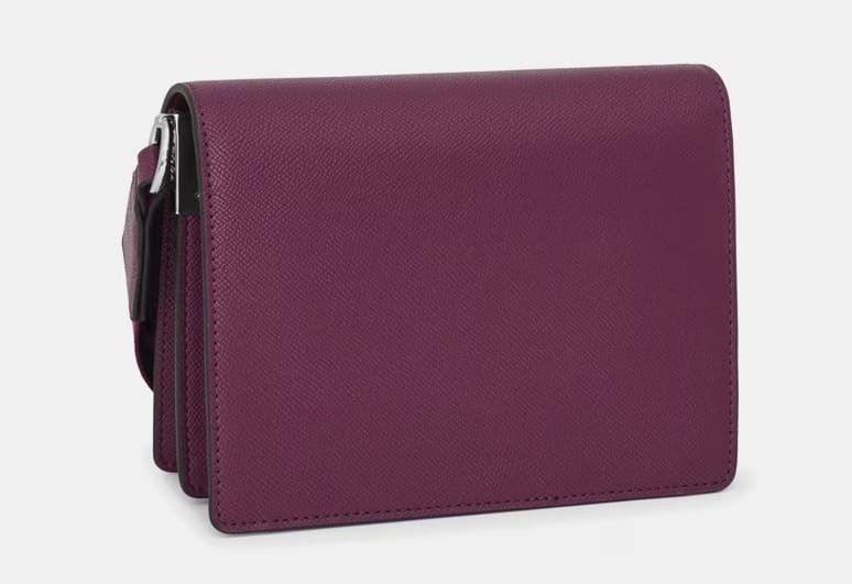 El bolso bandolera mini en color burdeos con solapa y asa larga de Tous a mitad de precio en El Corte Inglés