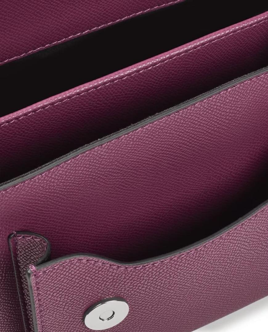 El bolso bandolera mini en color burdeos con solapa y asa larga de Tous a mitad de precio en El Corte Inglés