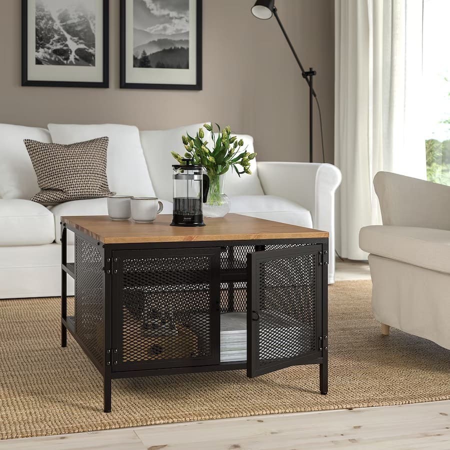 La mesa de centro FJÄLLBO con almacenaje negra de Ikea