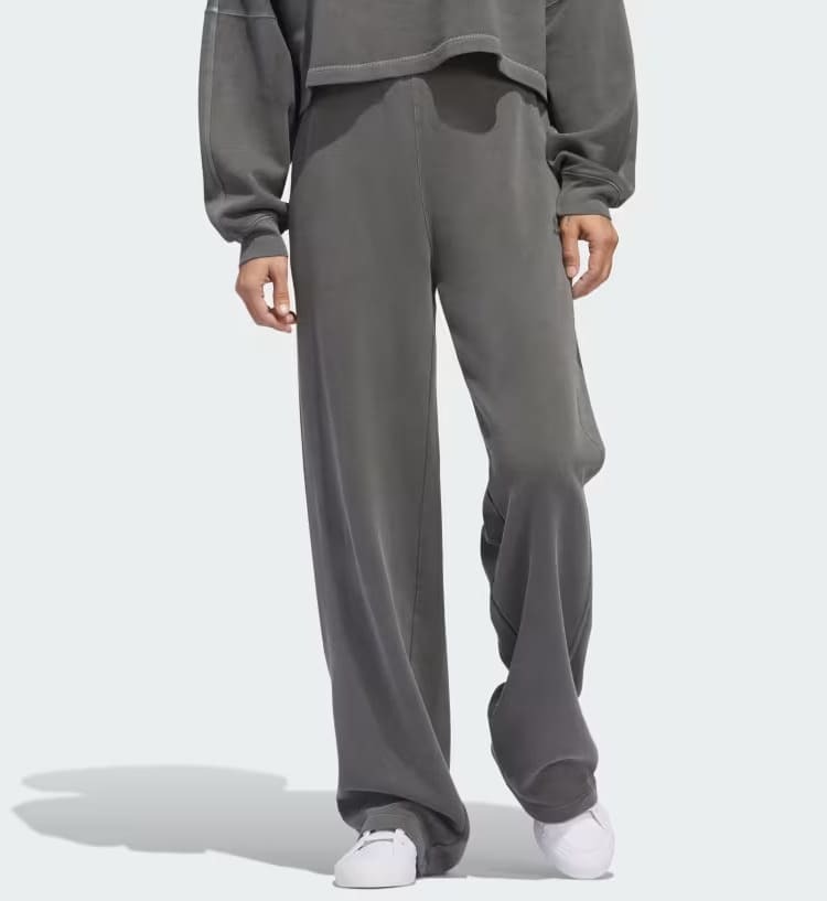 El pantalón holgado gris Essentials+ de Adidas