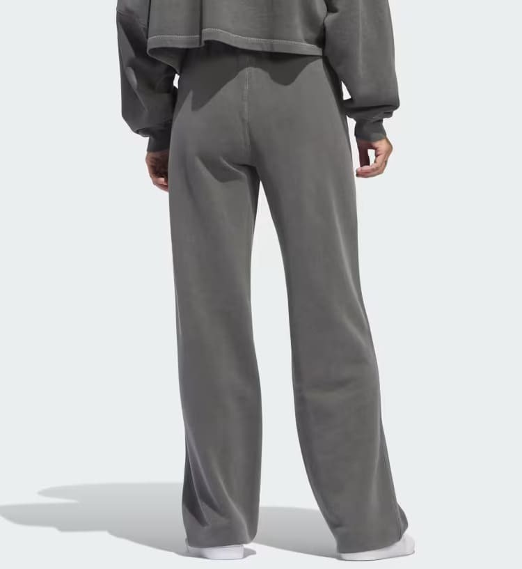 El pantalón holgado gris Essentials+ de Adidas