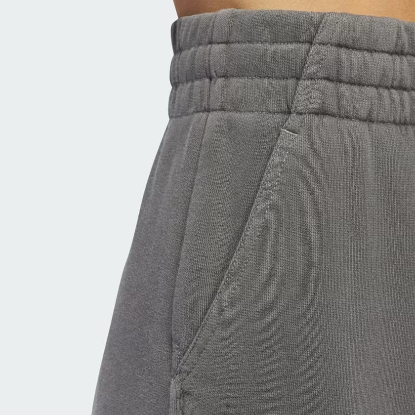 El pantalón holgado gris Essentials+ de Adidas