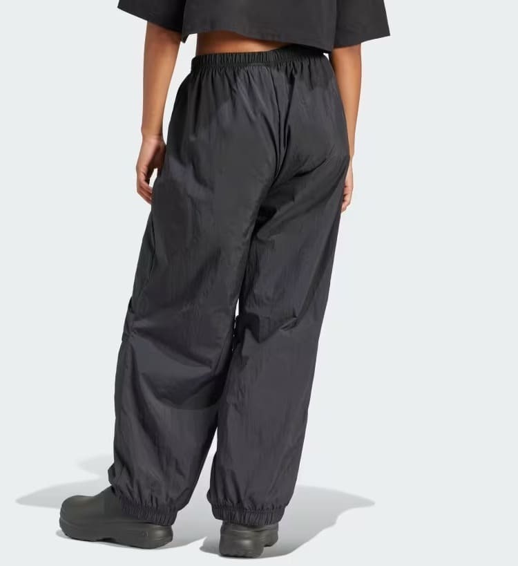 Los pantalones Premium Essentials Nylon Parachute de Adidas