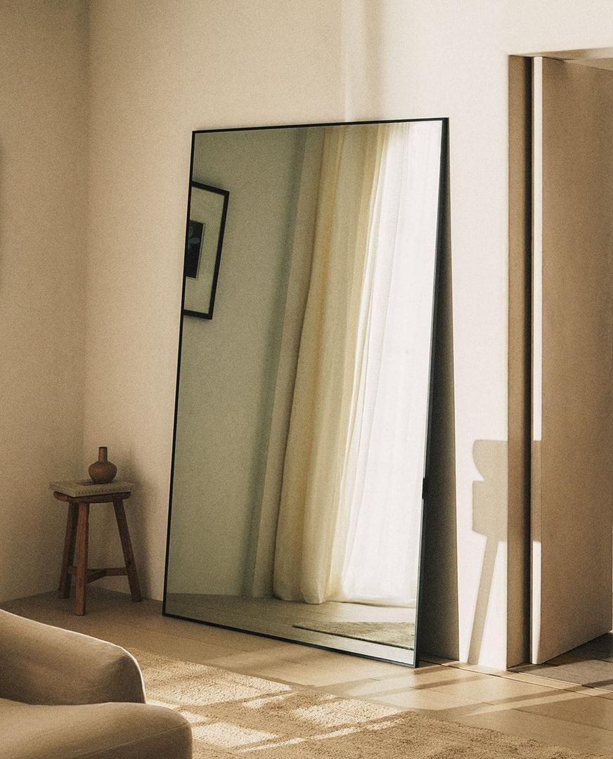 Espejo amplio con marco de metal