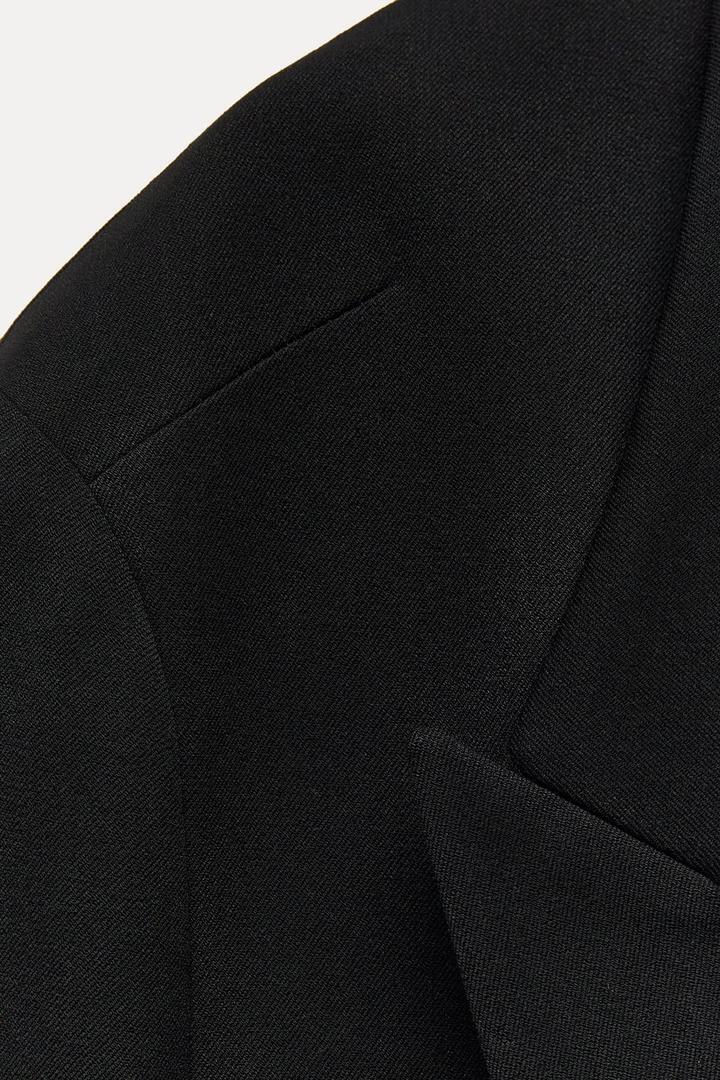 Blazer oversize larga de color negro de Zara