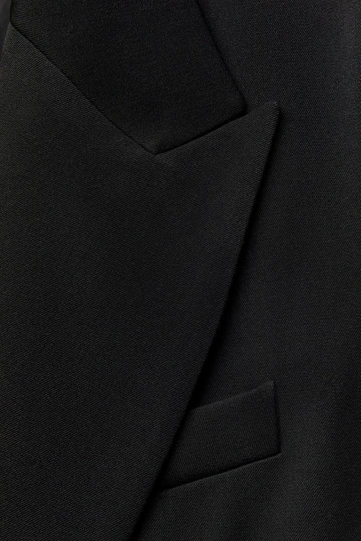 Blazer oversize larga de color negro de Zara
