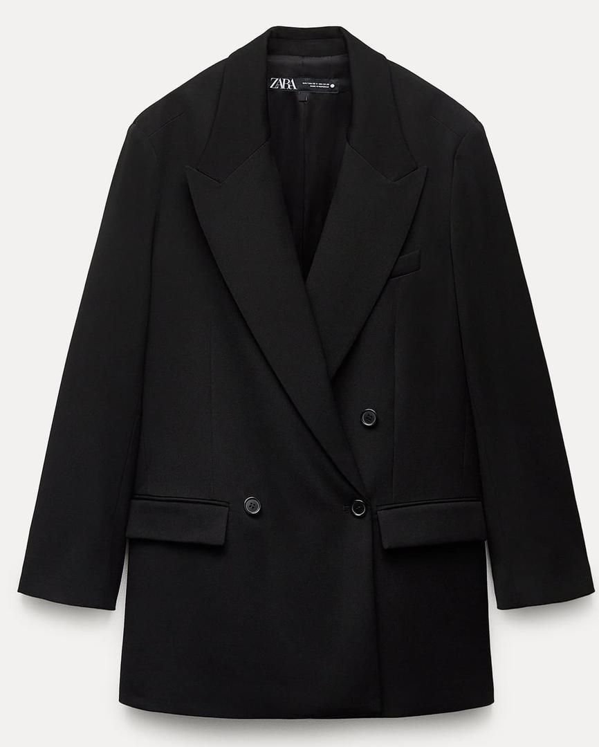 Blazer oversize larga de color negro de Zara