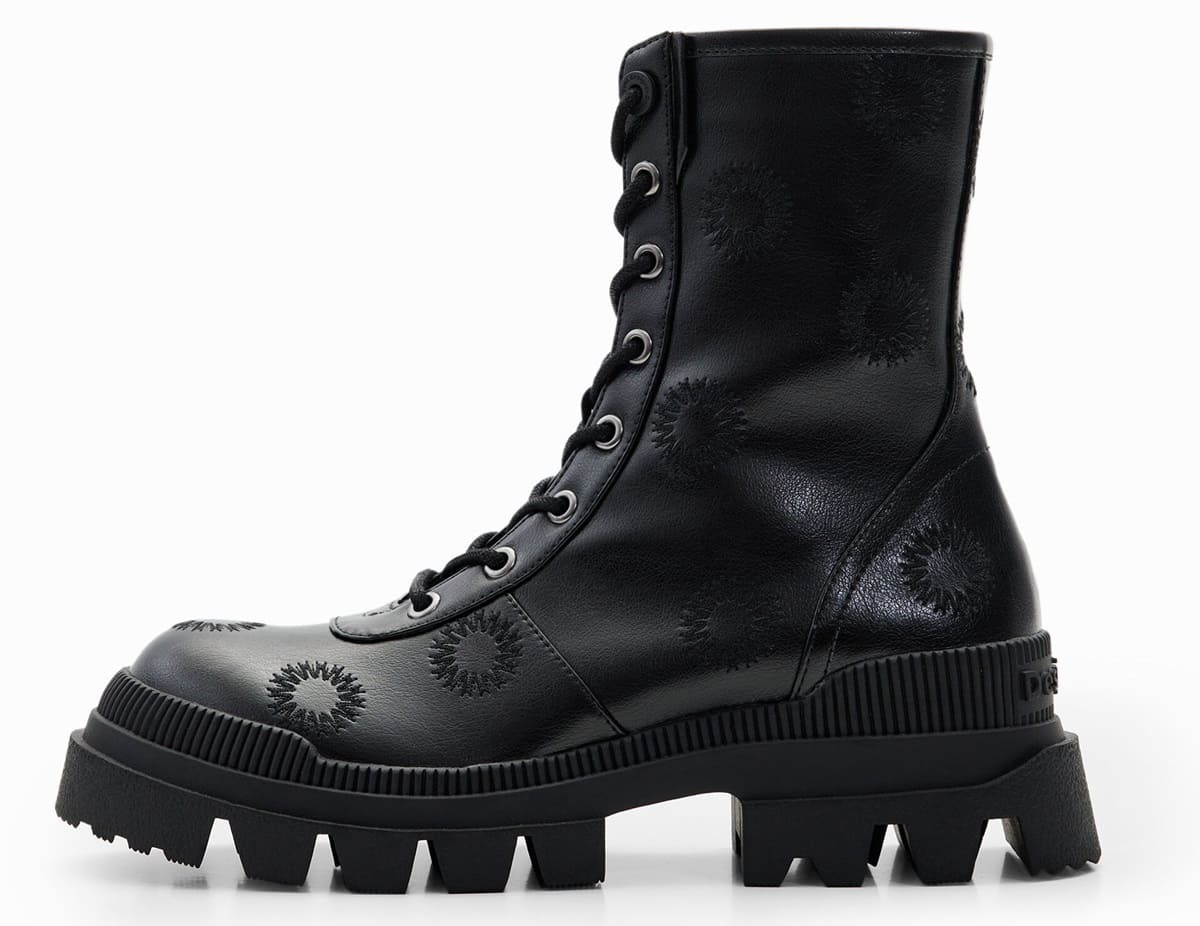 Botas militares con bordados y suela track de Desigual