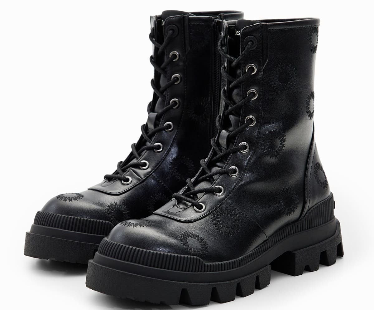Botas militares con bordados y suela track de Desigual