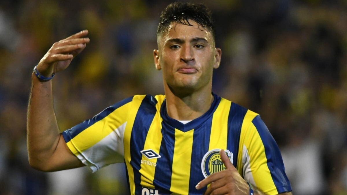 Alejo Véliz festeja un gol con Rosario Central