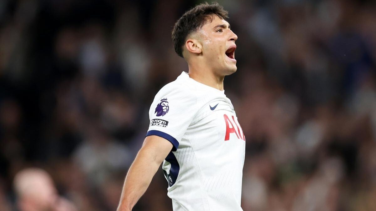 Alejo Véliz con la elástica del Tottenham