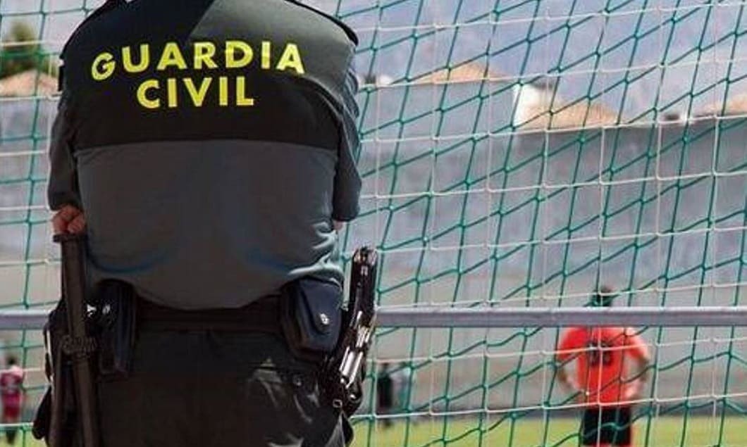 Un guardia civil, durante un partido de fútbol