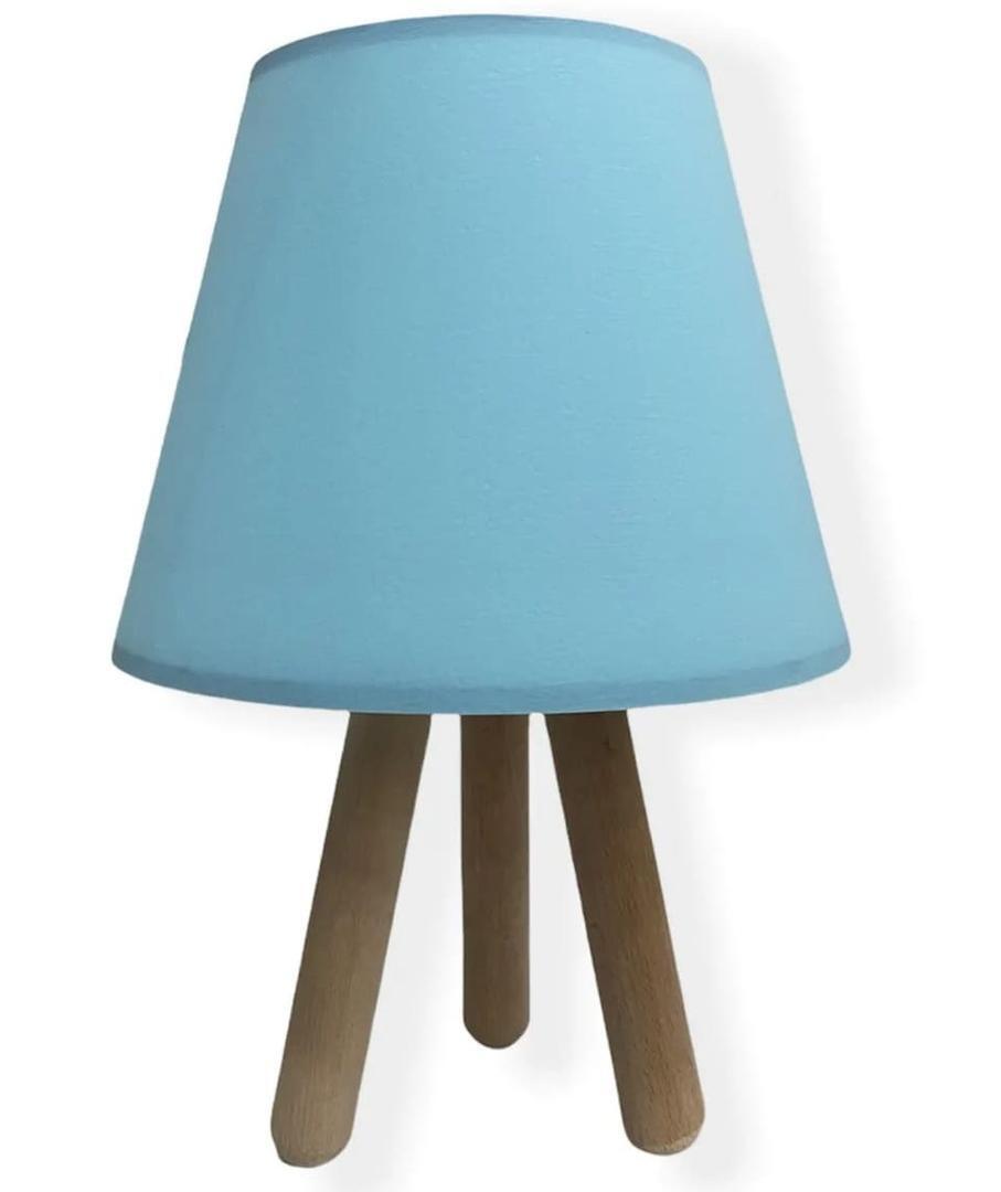 La lámpara de sobremesa con pie de madera de color azul de Leroy Merlin