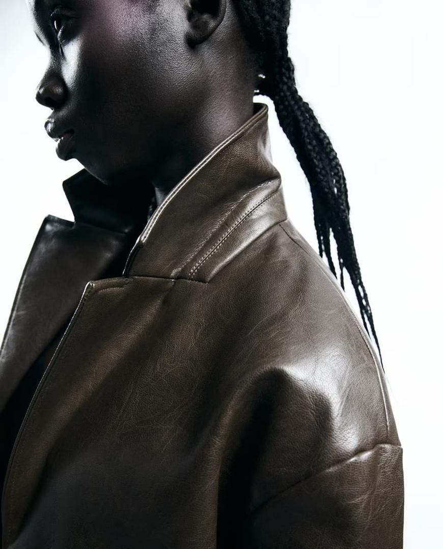 El chaquetón de polipiel de la marca Sfera que está a mitad de precio en El Corte Inglés