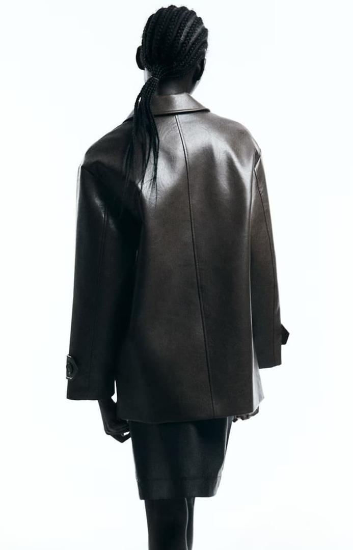 El chaquetón de polipiel de la marca Sfera que está a mitad de precio en El Corte Inglés