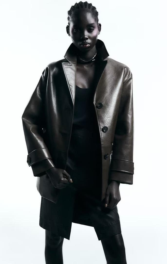 El chaquetón de polipiel de la marca Sfera que está a mitad de precio en El Corte Inglés