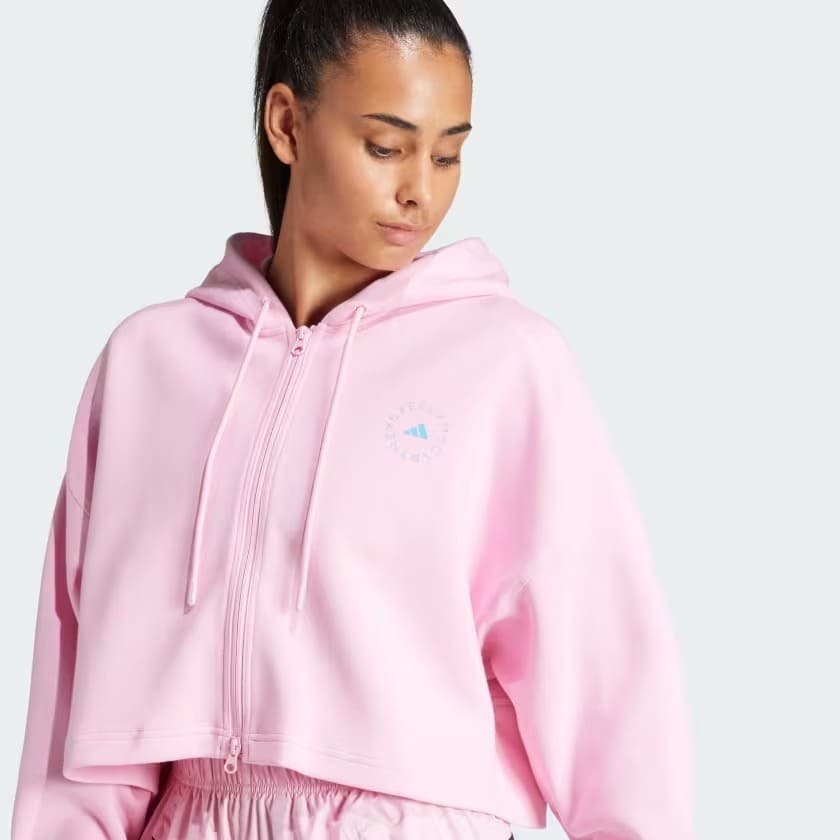 La chaqueta con capucha de color rosa Adidas by Stella McCartney cropped