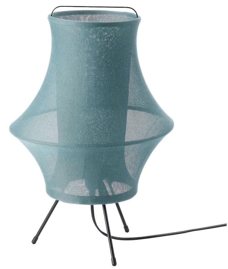 La lámpara de mesa FYXNÄS de color turquesa de Ikea