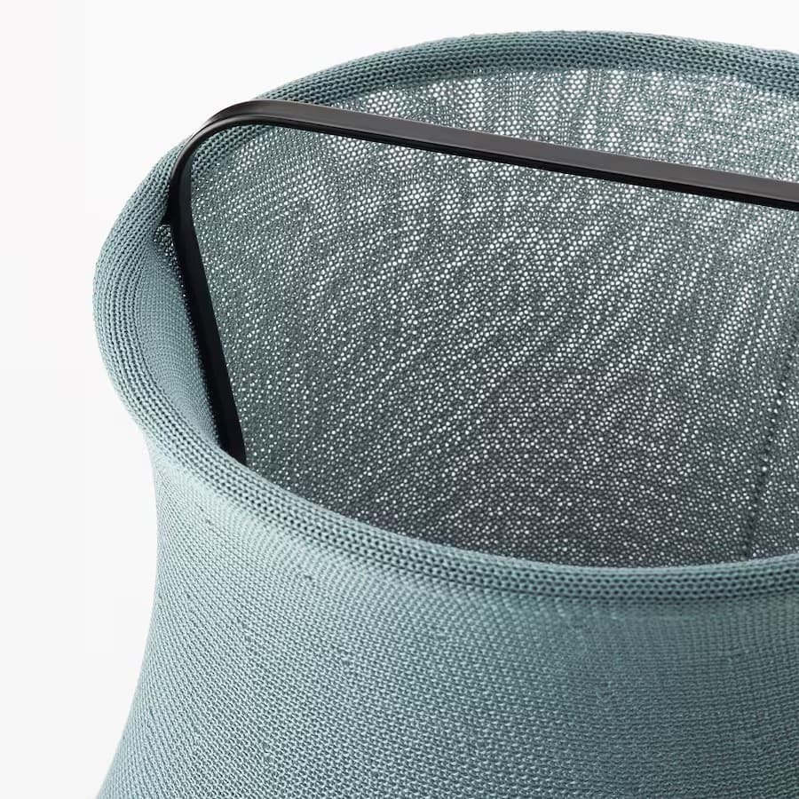 La lámpara de mesa FYXNÄS de color turquesa de Ikea