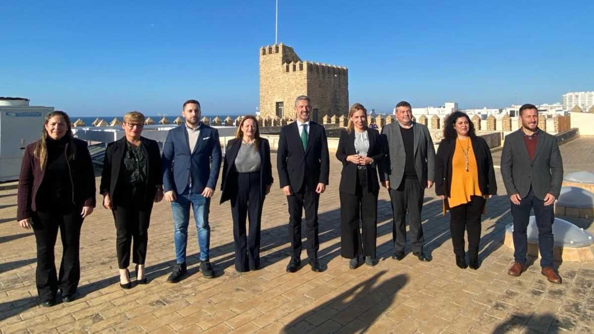 Almudena Martínez con miembros de la Corporación roteña