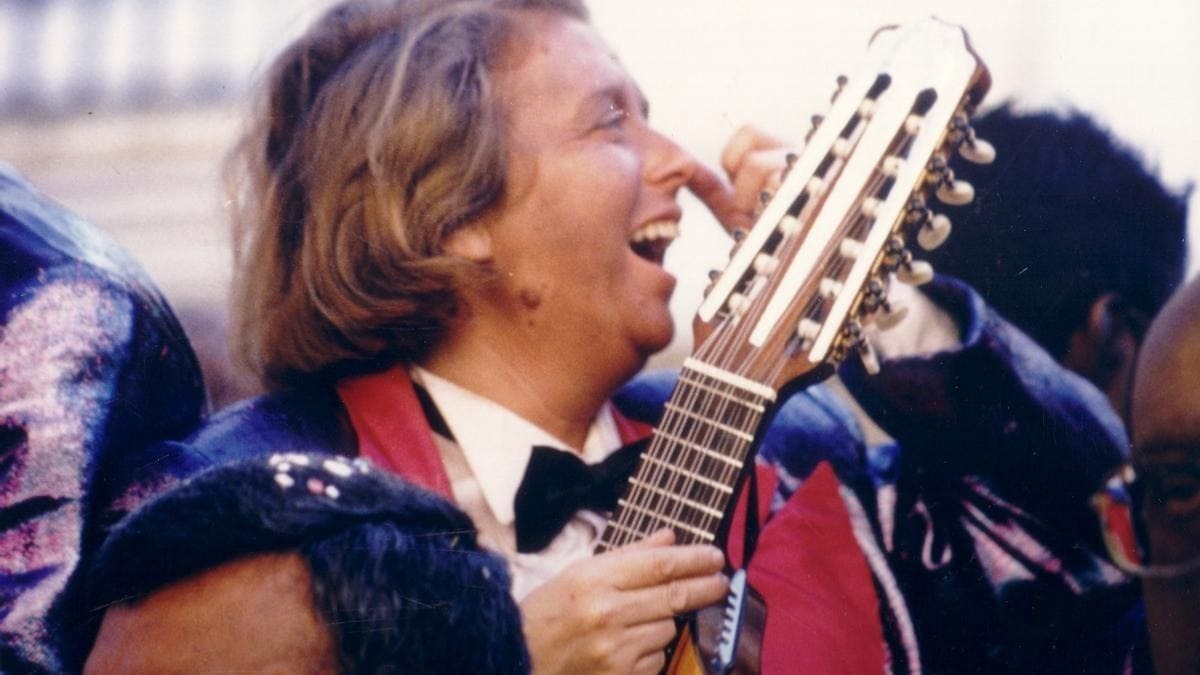 Adela del Moral, con su inseparable bandurria