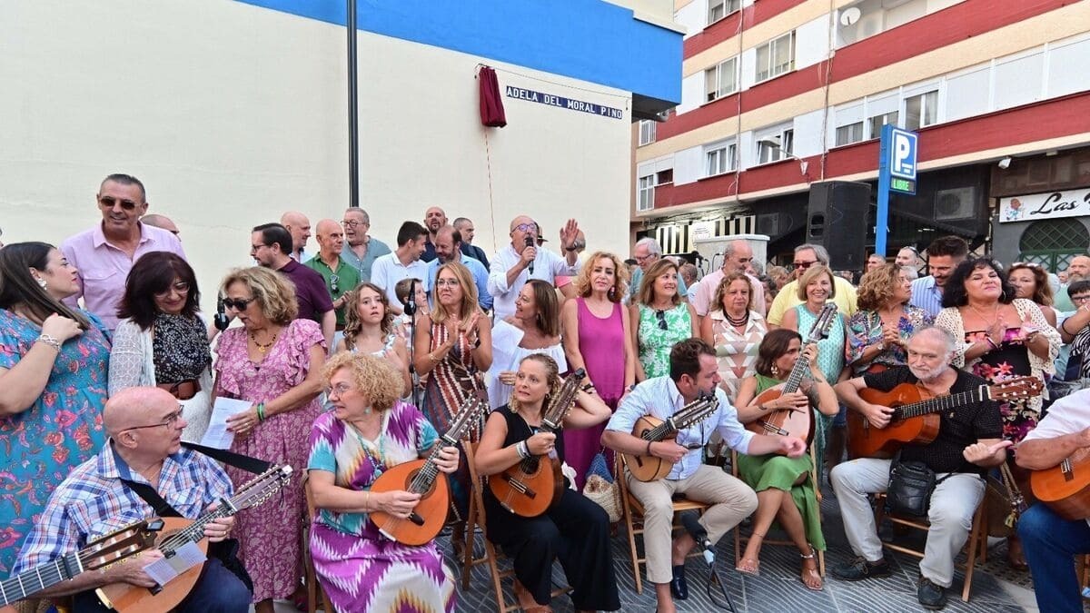 El coro mixto intervino durante la inauguración de la calle