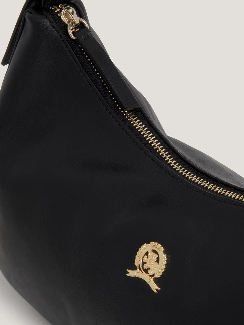 Bolso hobo de piel con escudo dorado de Tommy Hilfiger