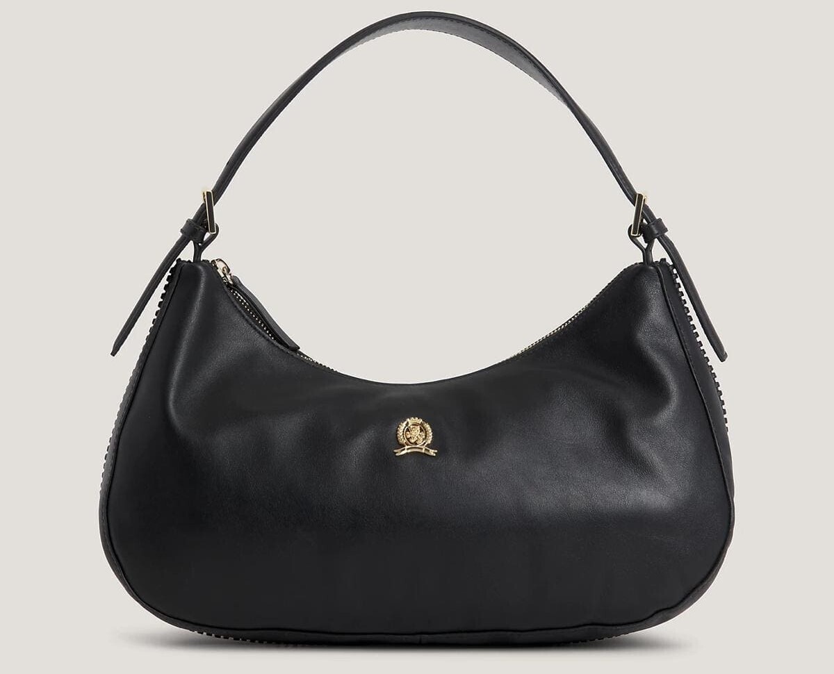 Bolso hobo de piel con escudo dorado de Tommy Hilfiger
