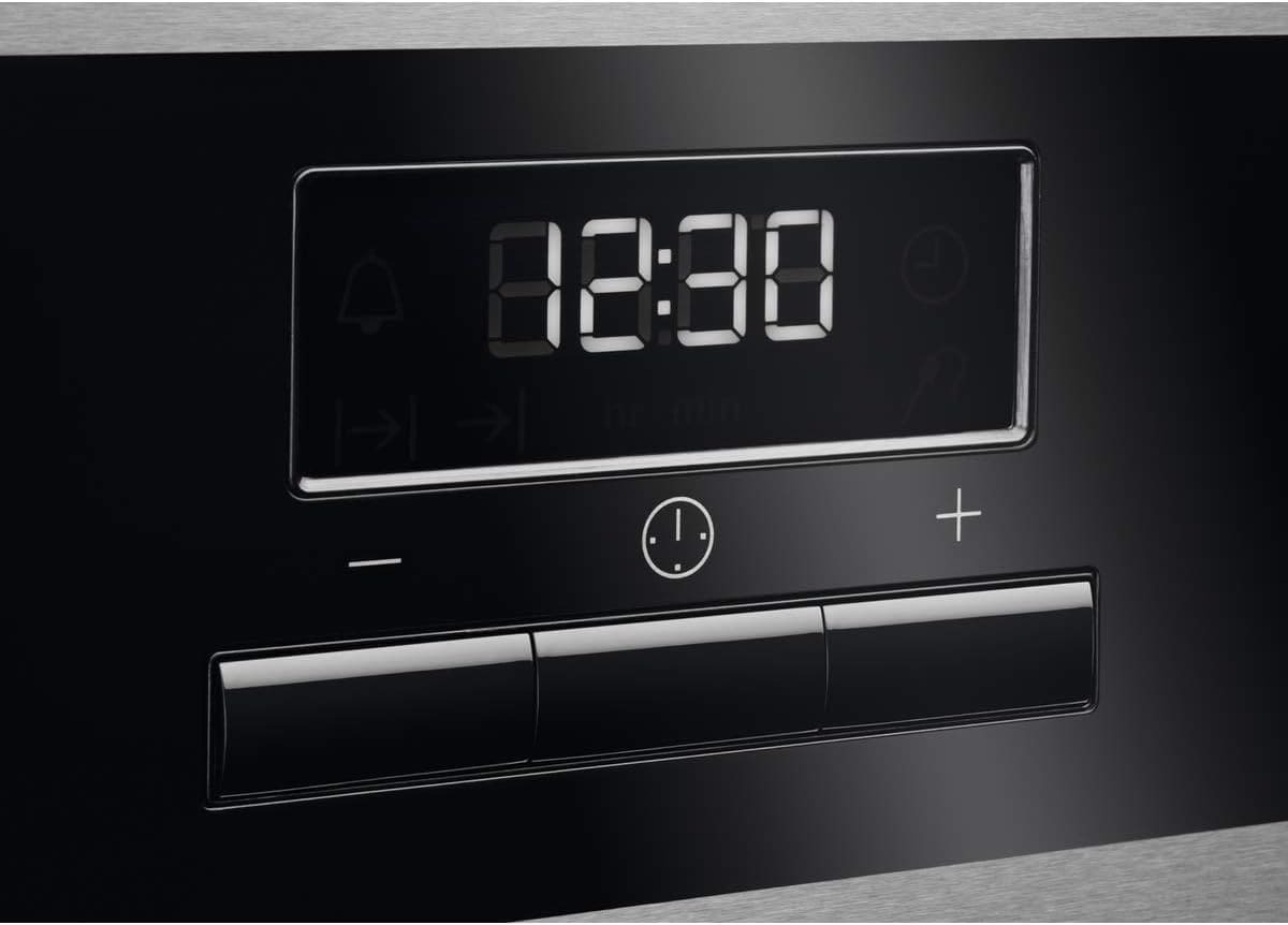 El horno multifunción con limpieza AquaClean y pantalla LCD táctil de AEG en oferta en Amazon