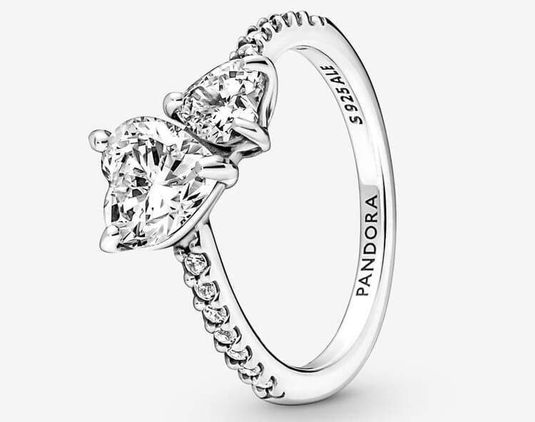 El anillo con doble corazón brillante de Pandora
