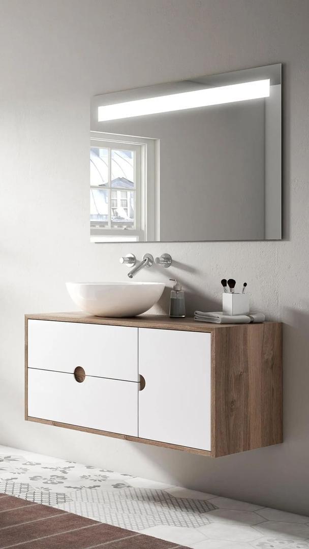 El mueble de baño Kompas de roble y con puertas blancas de Leroy Merlin