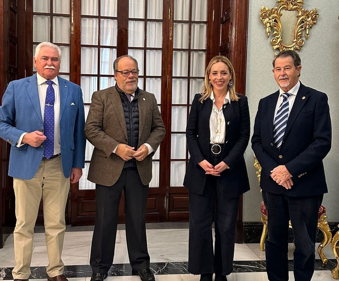 Almudena Martínez con el Consejo de Hermandades de Algeciras