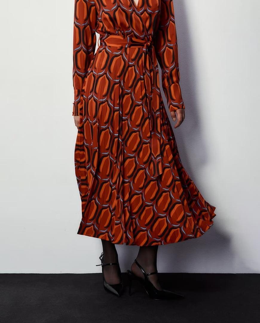 Vestido estampado de falda plisada de Sfera en El Corte Inglés