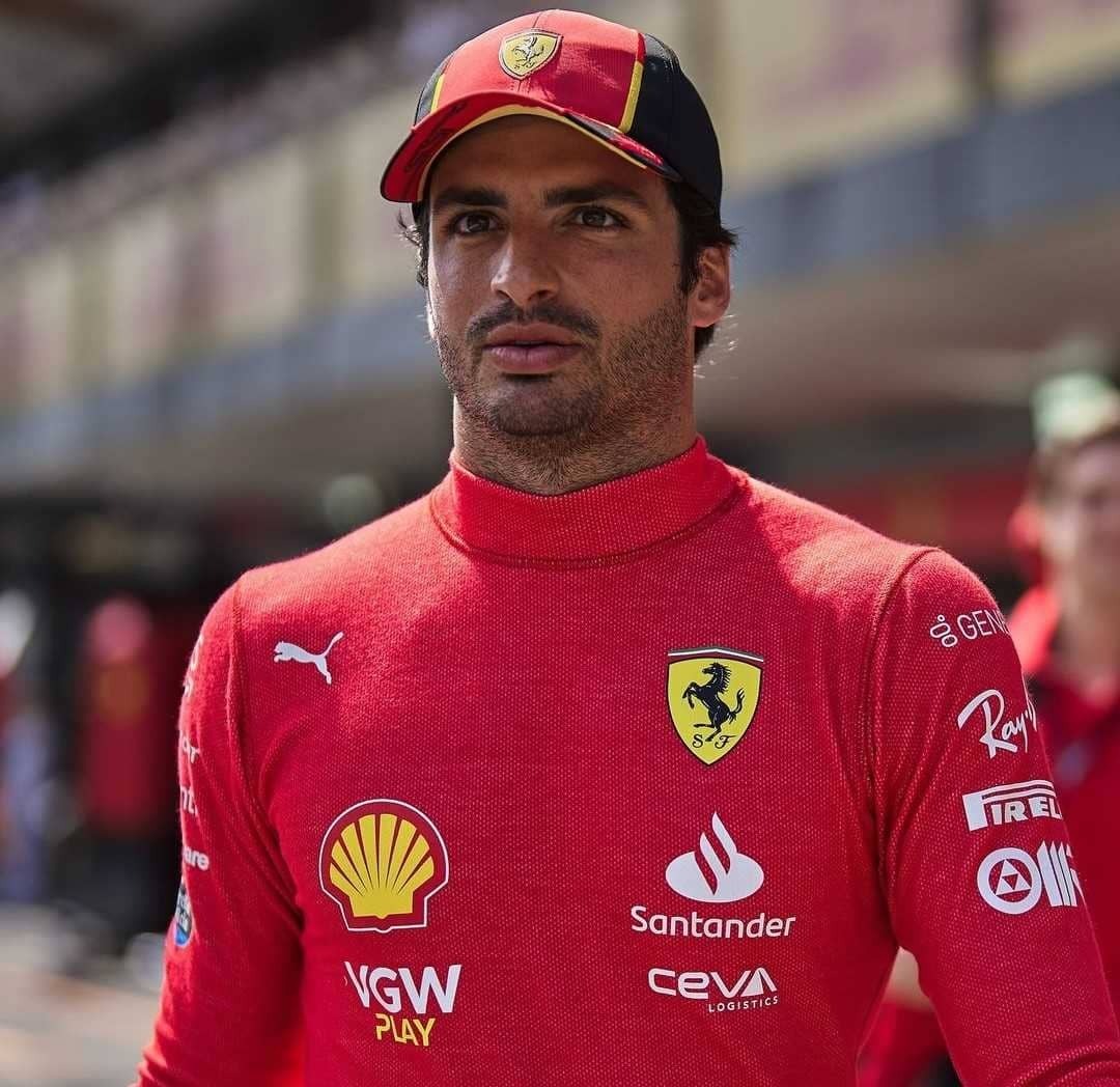 Carlos Sainz vestido de Ferrari. Foto vía Instagram: @scuderiaferrari