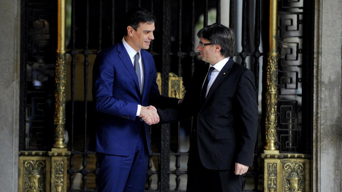 Acusan a Pedro Sánchez de defender más a Puigdemont que a los productos españoles