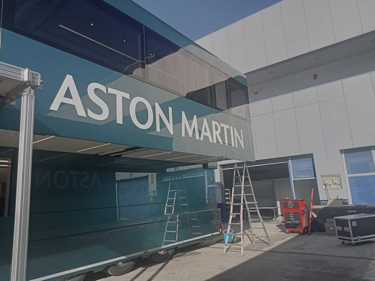 Camión de Aston Martin en el Circuito de Jerez