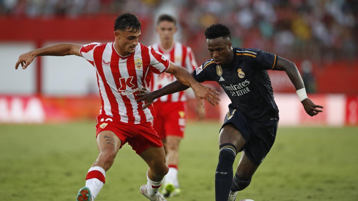 Marc Pubill y Vinicius Jr en el UD Almería - Real Madrid