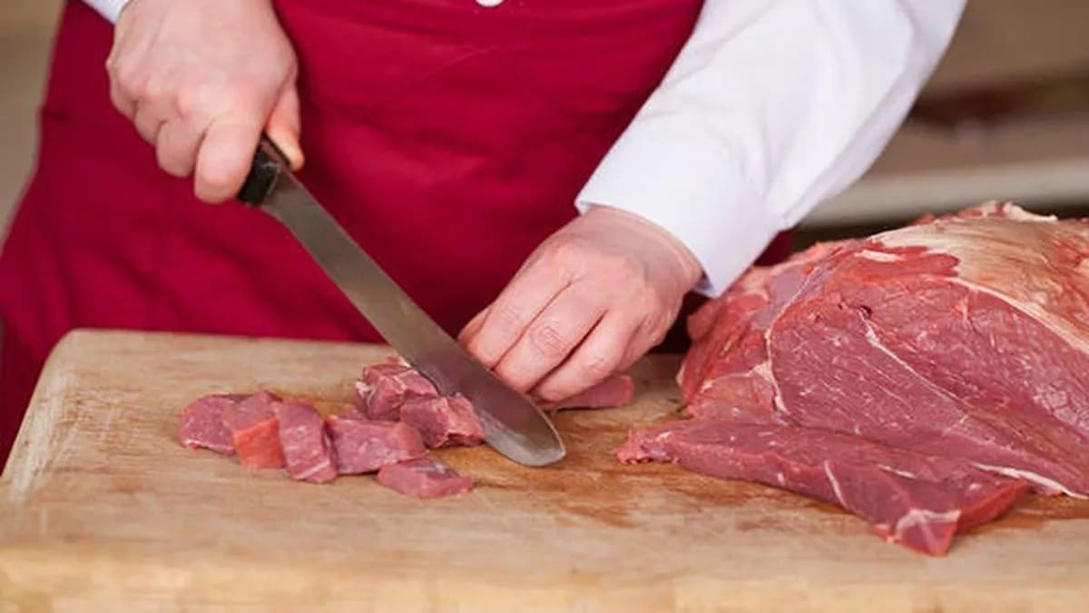 Uno de los puestos requeridos es el de auxiliar de carnicería