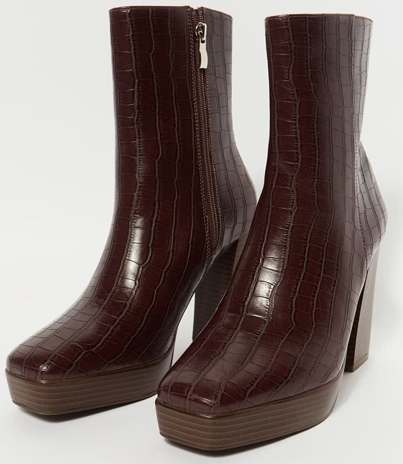 El botín con plataforma croco de color marrón y a mitad de precio de Sfera en El Corte Inglés
