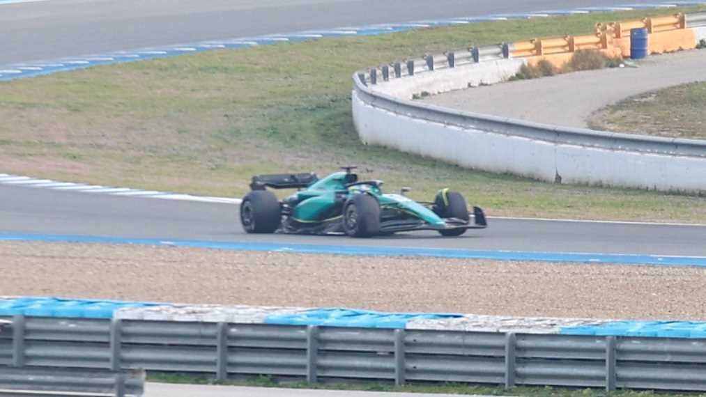 Fernando Alonso con su Aston Martin en el Circuito de Jerez | Cristo García