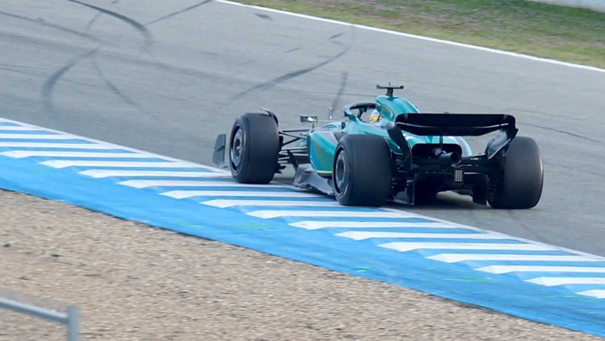 Fernando Alonso con su Aston Martin en el Circuito de Jerez | Cristo García