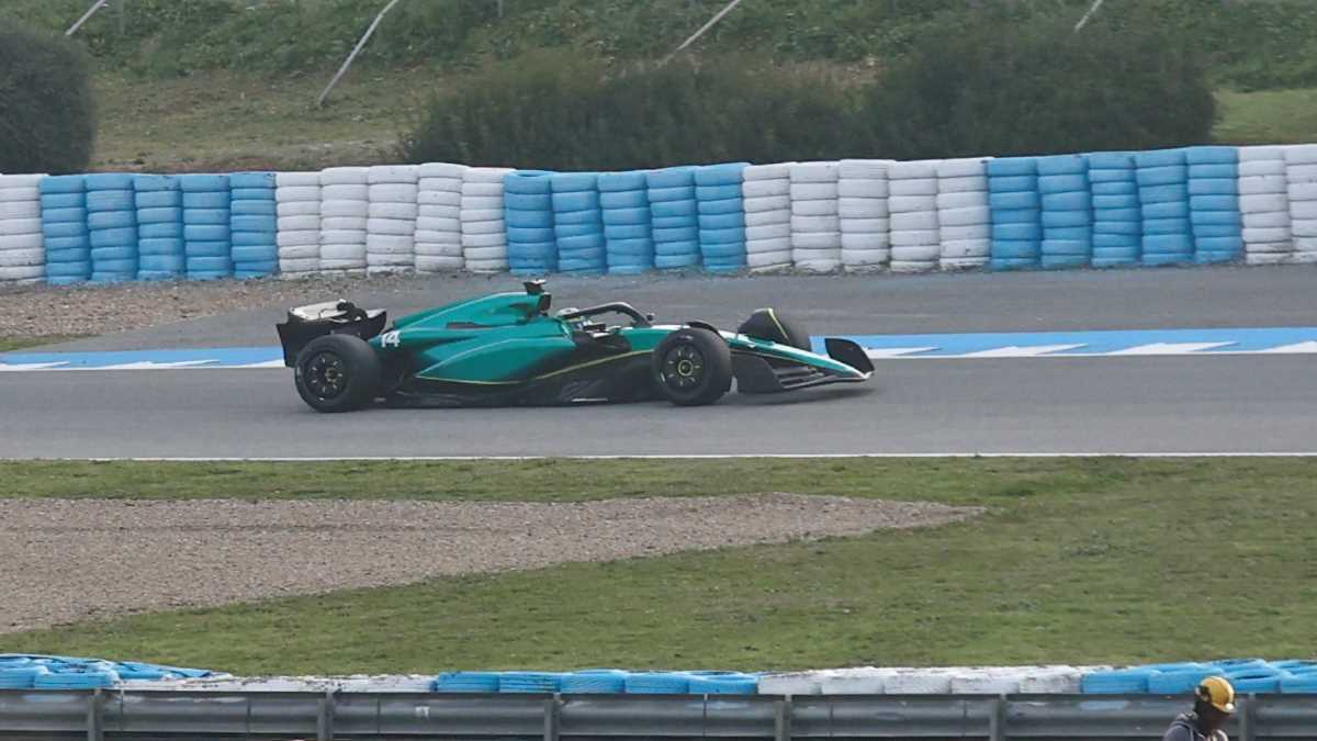 Fernando Alonso con su Aston Martin en el Circuito de Jerez | Cristo García