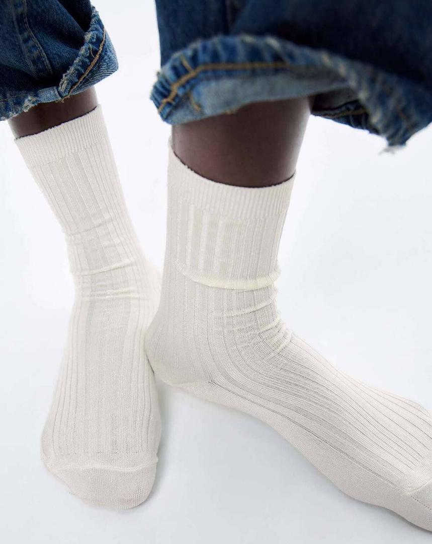 Los calcetines perlados de canalé de Zara