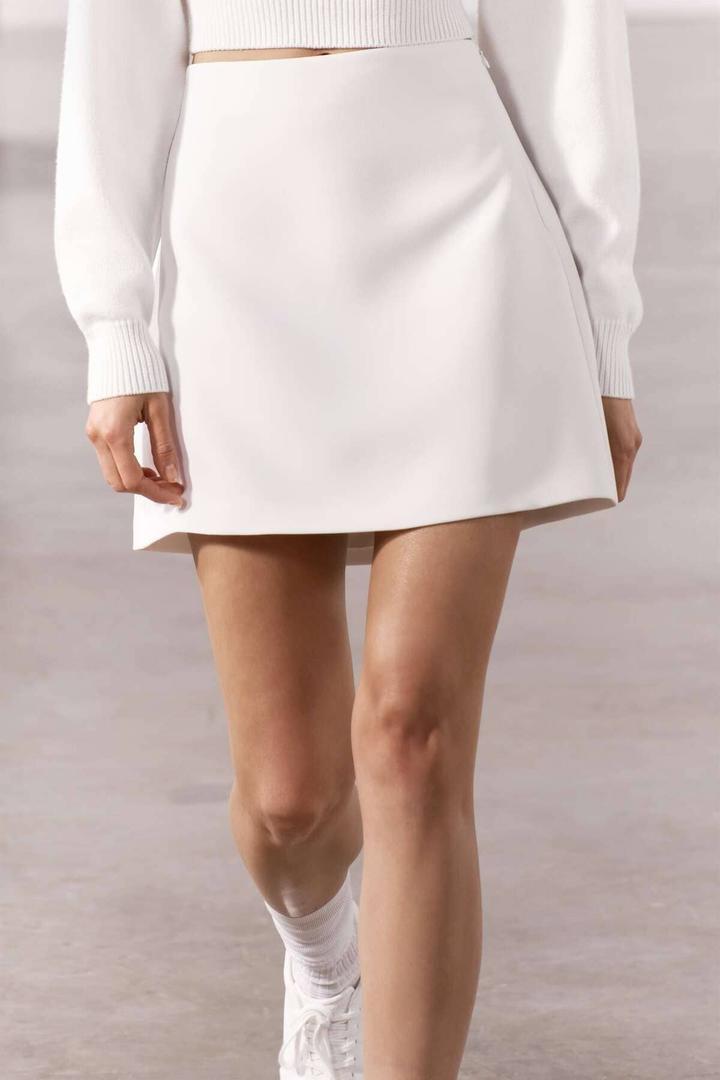 La falda mini ZW Collection de color blanco de Zara