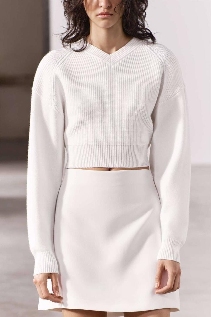 El jersey crop de punto de color blanco de Zara